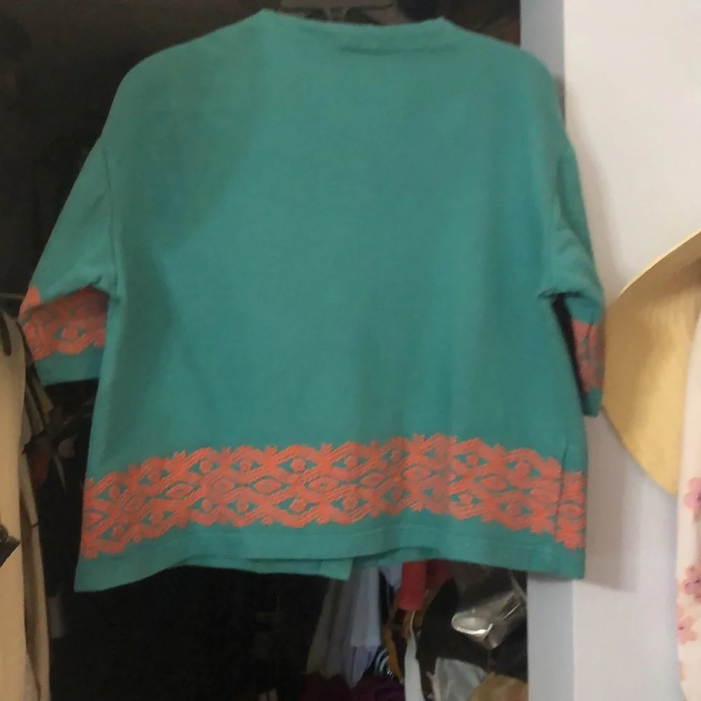Two piece short, set size large. Free matching top with purchase
